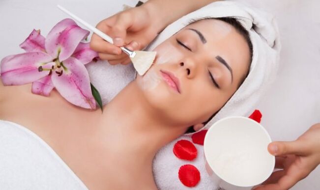 Ang isang rejuvenation remedyo ay itatali sa mukha